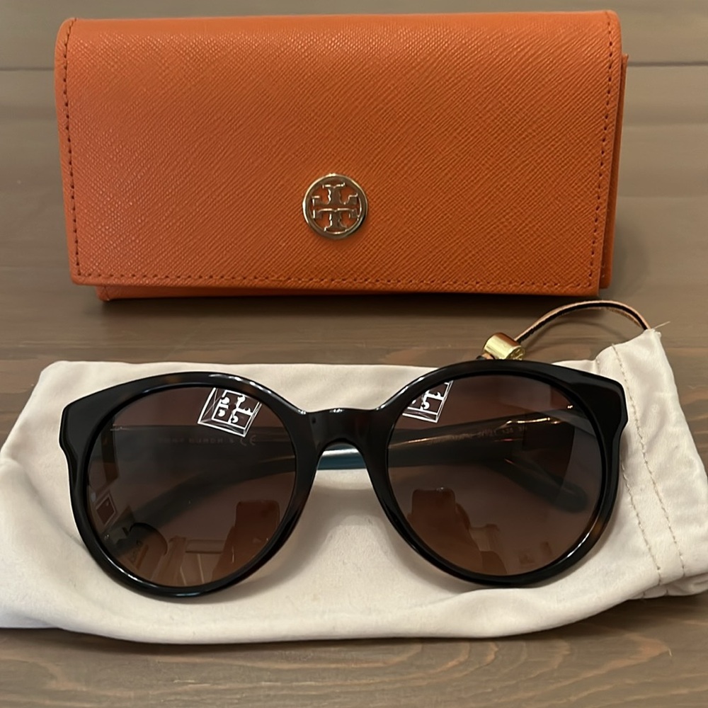Round frame Tory Burch Sunglasses